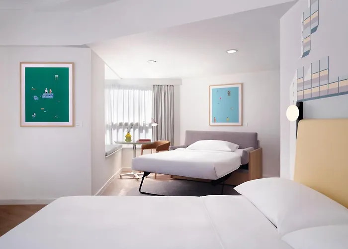Ying'Nflo, Wesley Admiralty, Hong Kong Hotel